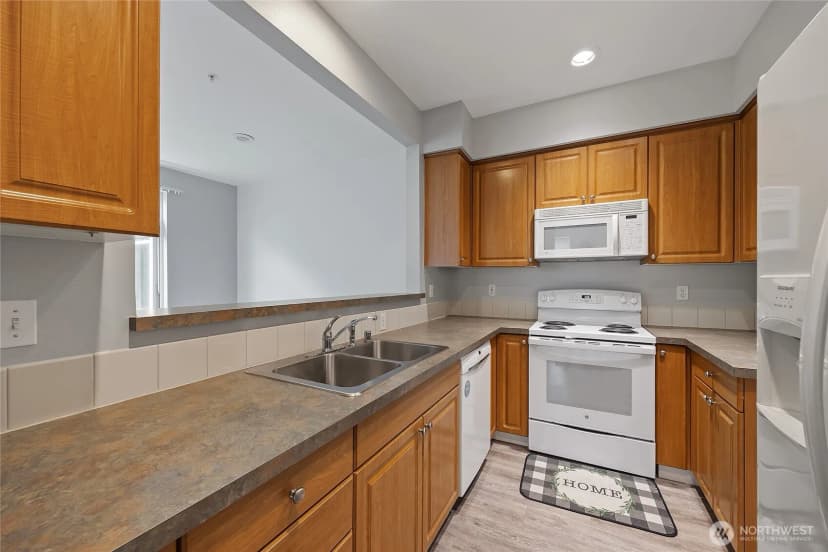 Property photo for 13000 Admiralty Way #j101, Everett photo 13