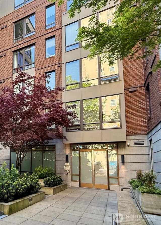 Property photo for 4547 8th Avenue Ne #204, Seattle photo 3