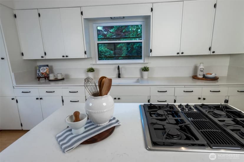 Property photo for 1403 2nd Avenue N, Seattle photo 13