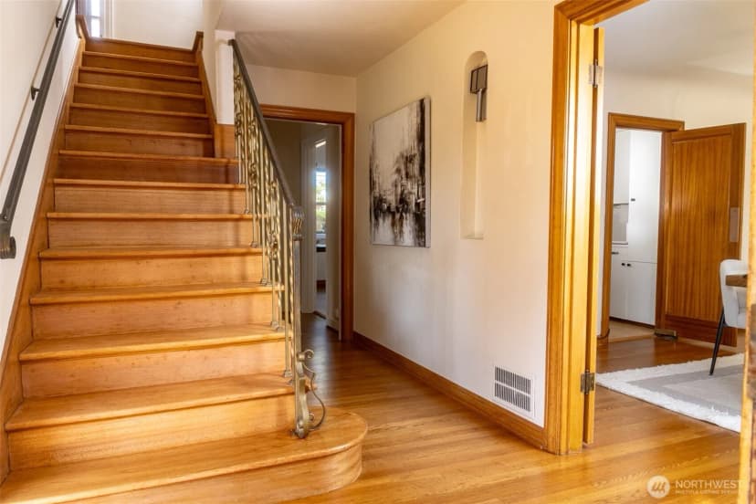 Property photo for 1403 2nd Avenue N, Seattle photo 7