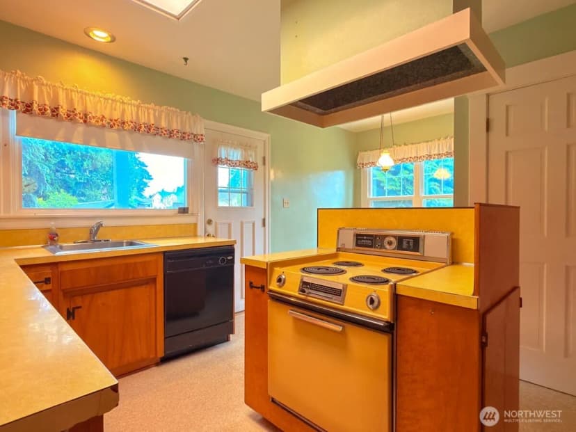 Property photo for 612 S 160th Street, Burien photo 11