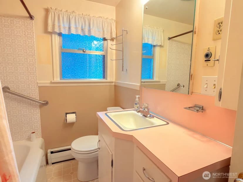 Property photo for 612 S 160th Street, Burien photo 10