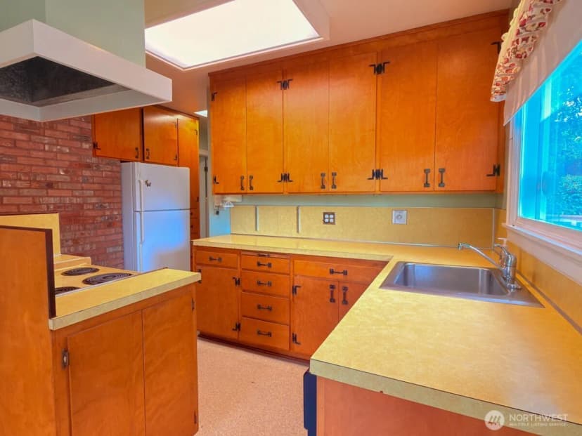 Property photo for 612 S 160th Street, Burien photo 12