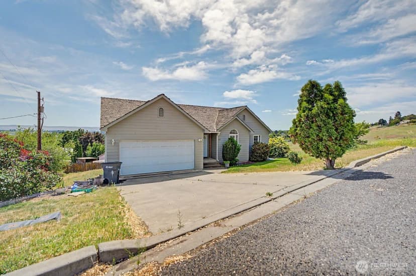 Property photo for 313 Peach Avenue, Sunnyside photo 2