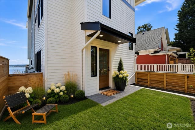 Property photo for 909 32nd Avenue S #b, Seattle photo 2