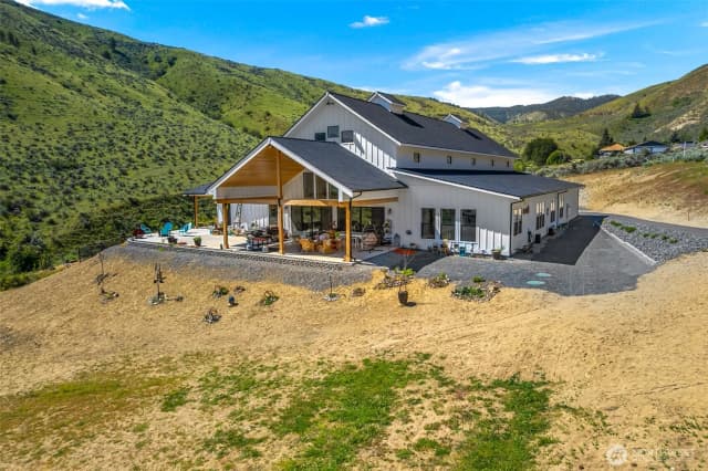 Property photo for 1541 Pitcher Canyon Road, Wenatchee photo 2