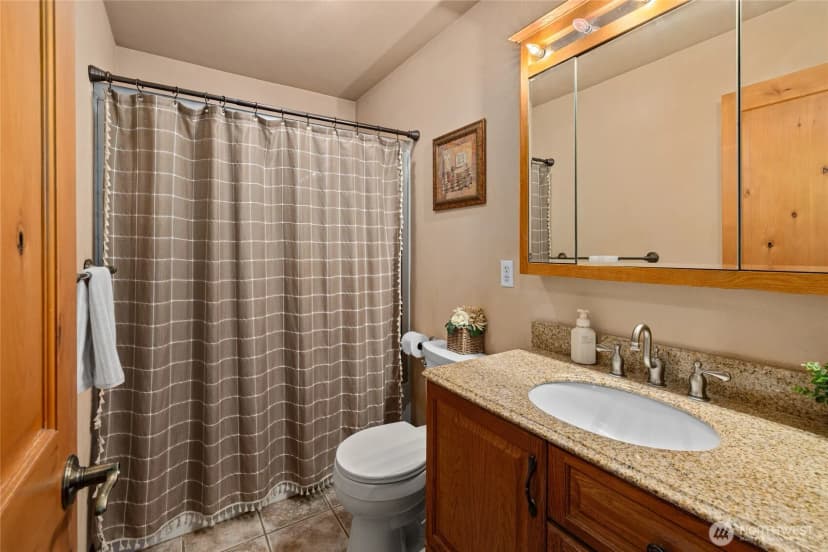 Property photo for 61 S Lake Cabins Road, Ronald photo 16