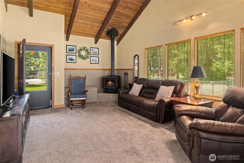 Property photo for 61 S Lake Cabins Road, Ronald photo 4