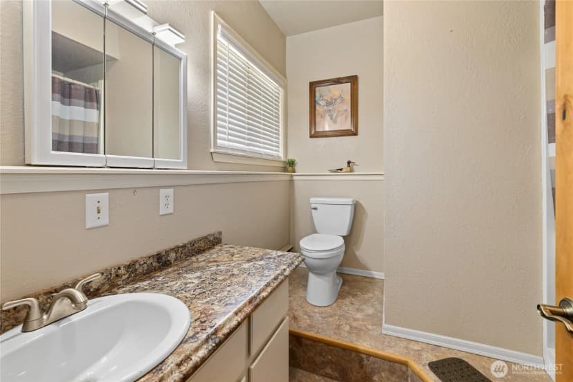 Property photo for 61 S Lake Cabins Road, Ronald photo 14
