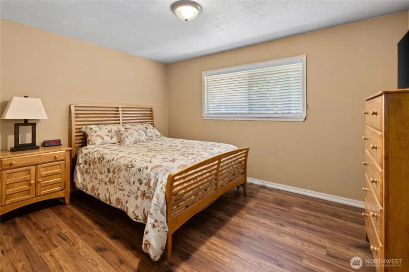 Property photo for 61 S Lake Cabins Road, Ronald photo 17