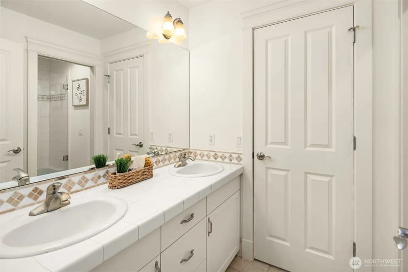 Property photo for 816 100th Avenue Se, Bellevue photo 30