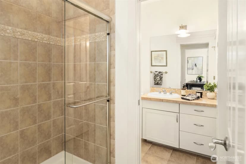 Property photo for 816 100th Avenue Se, Bellevue photo 21
