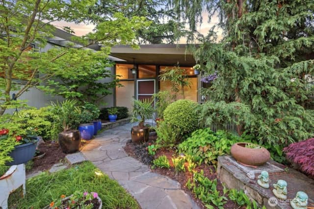 Property photo for 2514 Shoreland Drive S, Seattle photo 3