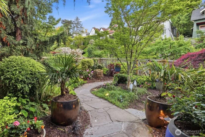 Property photo for 2514 Shoreland Drive S, Seattle photo 4