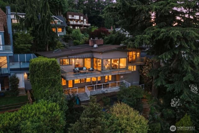 Property photo for 2514 Shoreland Drive S, Seattle photo 2