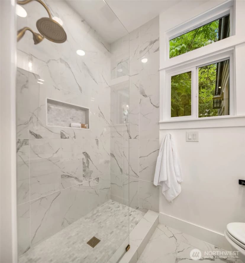 Property photo for 1014 4th Avenue N, Seattle photo 17