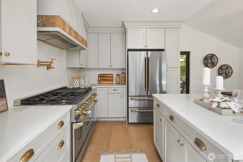 Property photo for 1014 4th Avenue N, Seattle photo 5