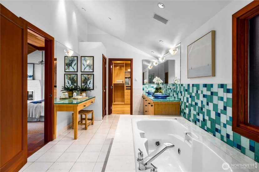 Property photo for 18 Holly Lane, Mercer Island photo 17