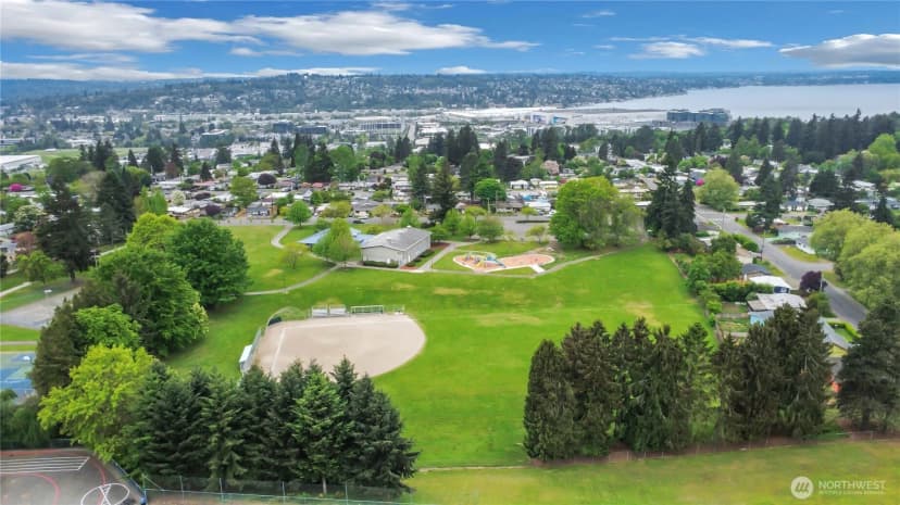 Property photo for 838 Harrington Avenue Ne, Renton photo 32