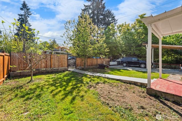 Property photo for 13721 37th Avenue Ne, Seattle photo 4