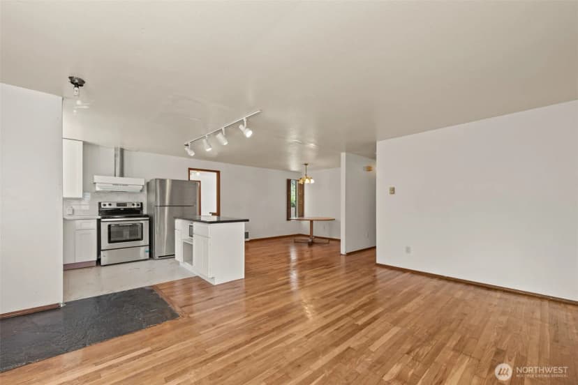 Property photo for 13721 37th Avenue Ne, Seattle photo 7