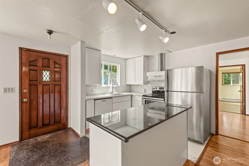 Property photo for 13721 37th Avenue Ne, Seattle photo 9