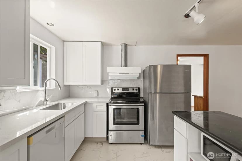 Property photo for 13721 37th Avenue Ne, Seattle photo 10