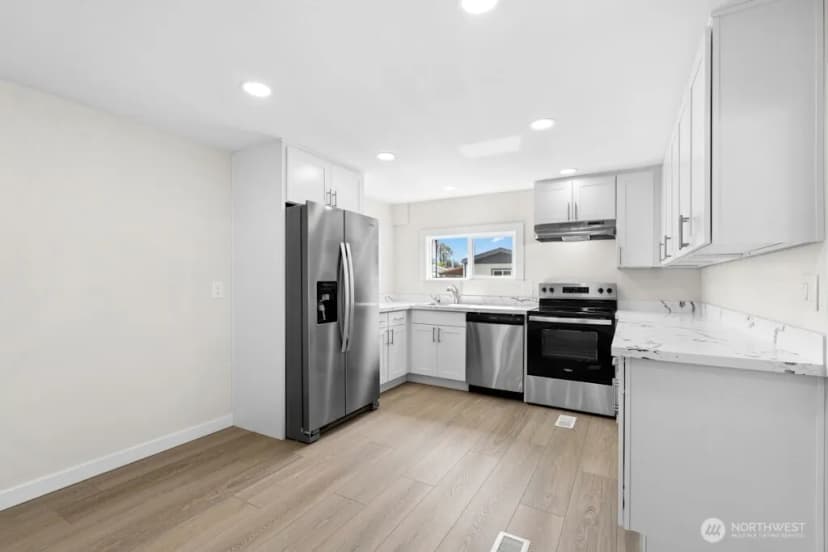 Property photo for 12200 Stone Avenue N #38, Seattle photo 4