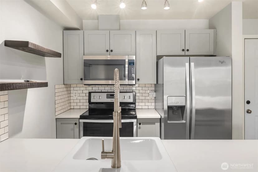Property photo for 1818 18th Avenue #204, Seattle photo 3