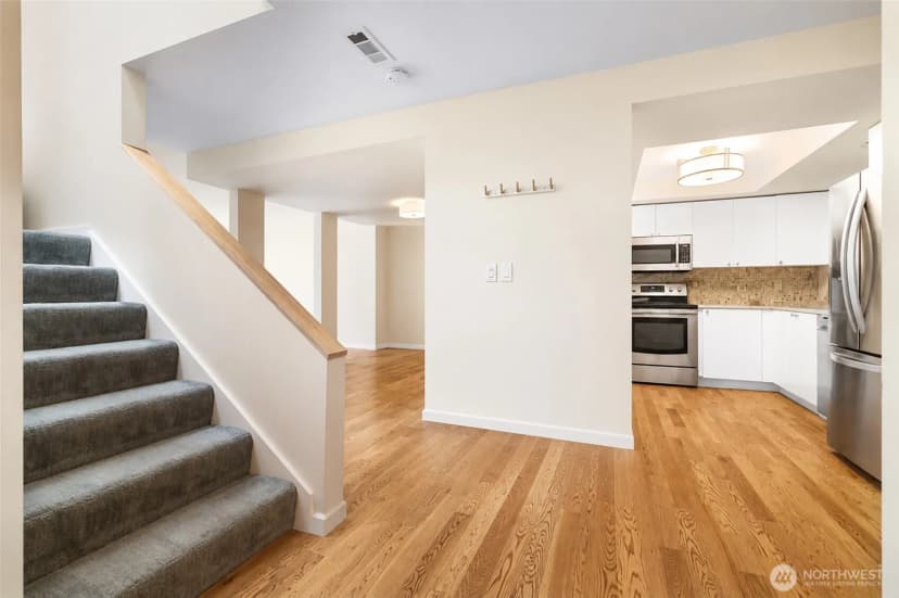 Property photo for 10840 Ne 35th Place #2, Bellevue photo 3