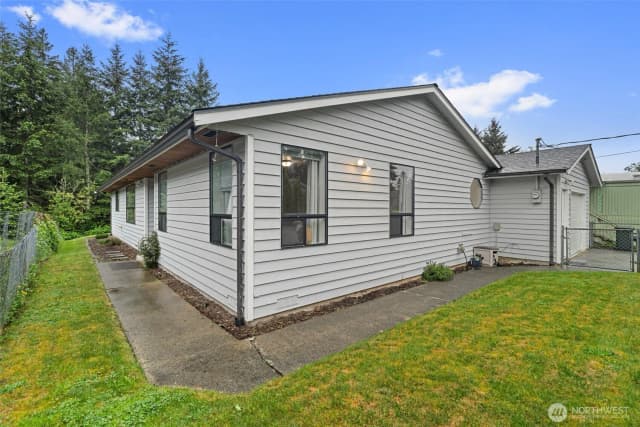 Property photo for 32417 2nd Avenue, Black Diamond photo 3