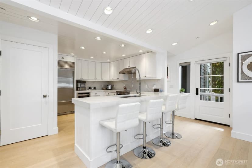 Property photo for 5021 Lakehurst Lane, Bellevue photo 2