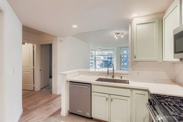 Property photo for 2607 Western Avenue #612, Seattle photo 5
