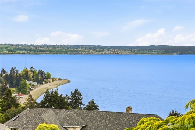 Property photo for 5578 Broad View Avenue Ne, Tacoma photo 3