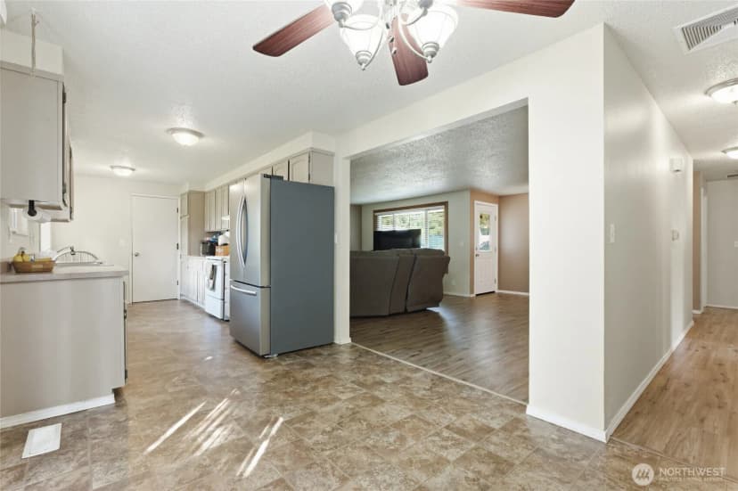 Property photo for 709 Enterprise Drive Ne, Lacey photo 4