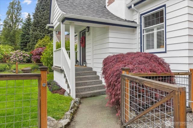 Property photo for 1020 Ne 100th Street #1, Seattle photo 2