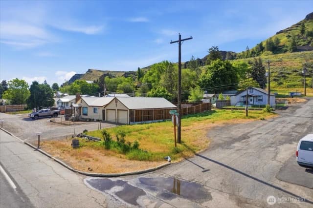 Property photo for 300 E Grand Coulee Avenue, Grand Coulee photo 4