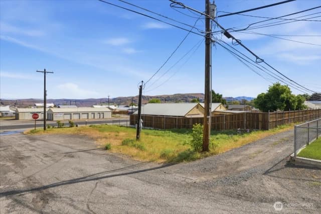 Property photo for 300 E Grand Coulee Avenue, Grand Coulee photo 2