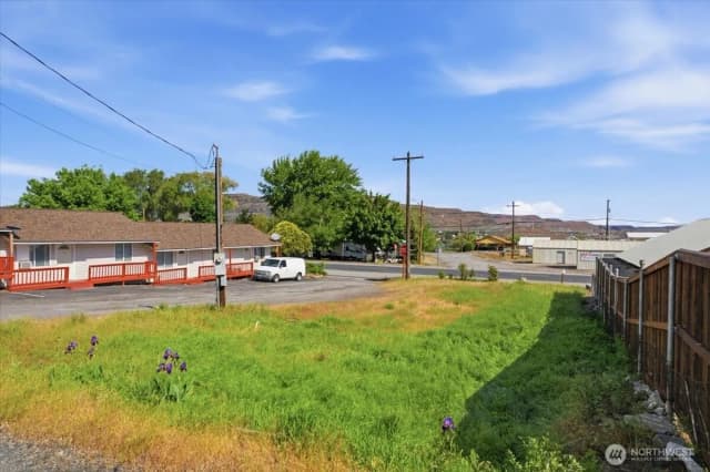 Property photo for 300 E Grand Coulee Avenue, Grand Coulee photo 3