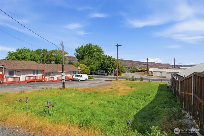 Property photo for 300 E Grand Coulee Avenue, Grand Coulee photo 3