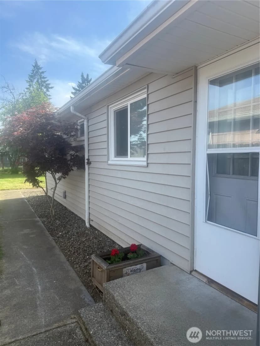 Property photo for 6516 93rd Street Sw, Lakewood photo 3