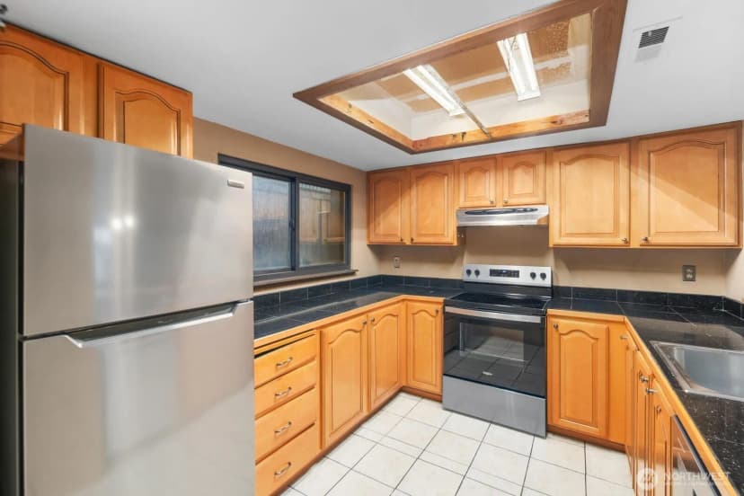 Property photo for 323 Sw 112th Street #102, Seattle photo 5