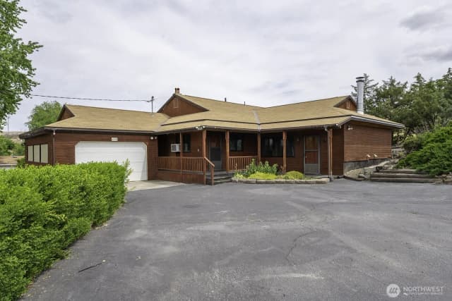 Property photo for 618 1st Avenue Ne, Soap Lake photo 2