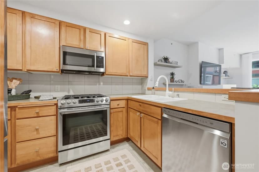 Property photo for 2607 Western Avenue #403, Seattle photo 11