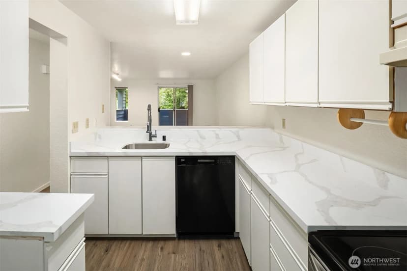 Property photo for 170 Newport Way Nw #d31, Issaquah photo 7