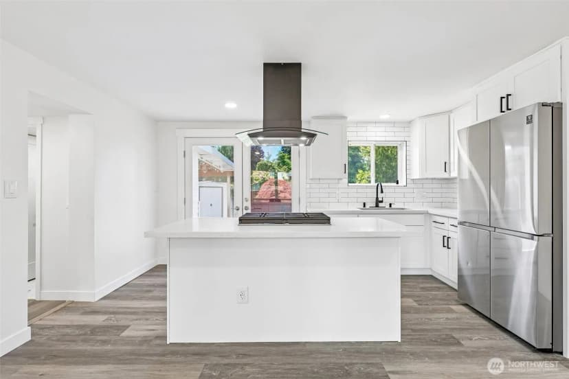 Property photo for 3425 Ne 7th Place, Renton photo 6