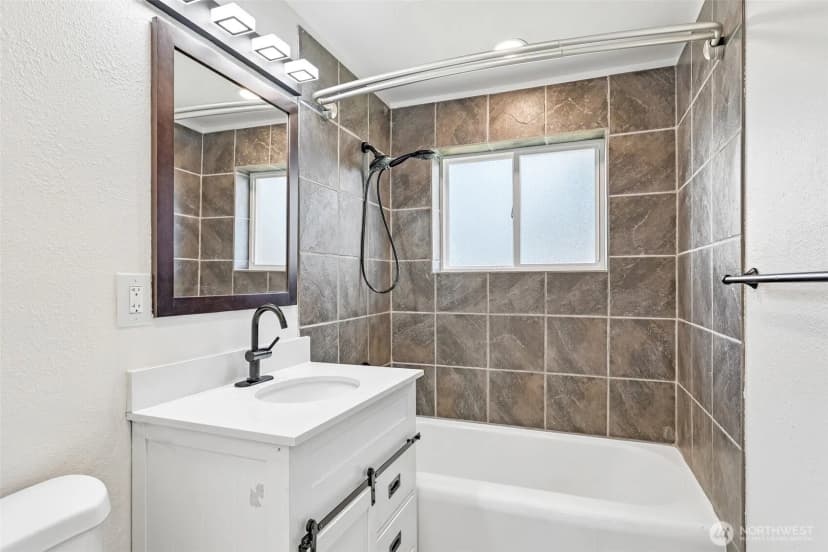 Property photo for 3425 Ne 7th Place, Renton photo 13