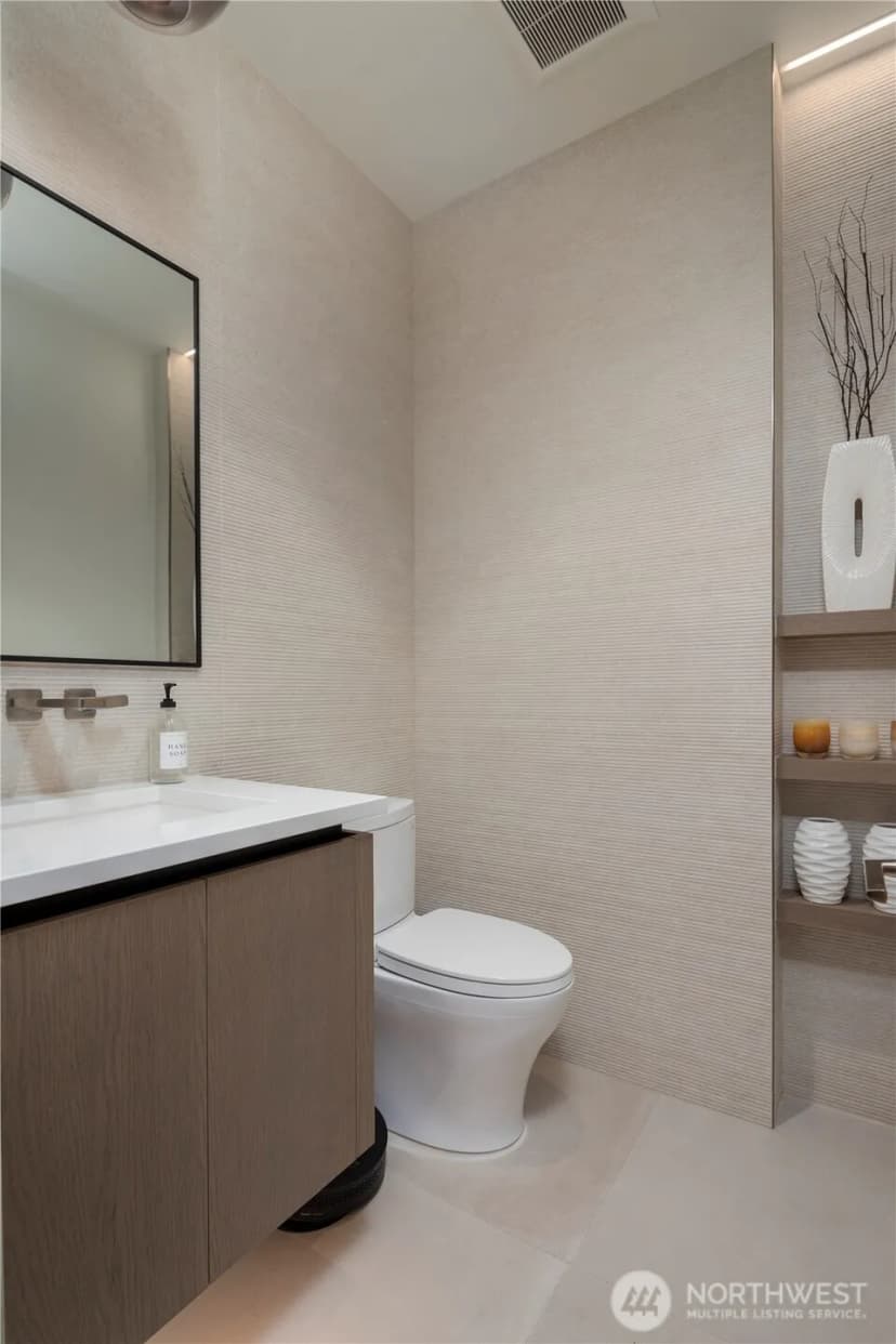 Property photo for 9810 Se Shoreland Drive, Bellevue photo 18