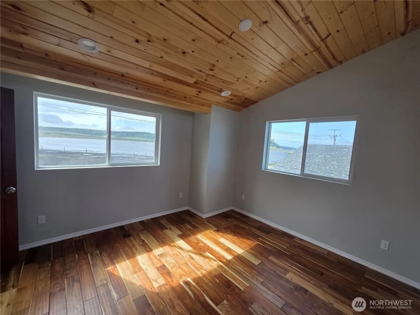 Property photo for 2629 W Beach Road, Oak Harbor photo 15