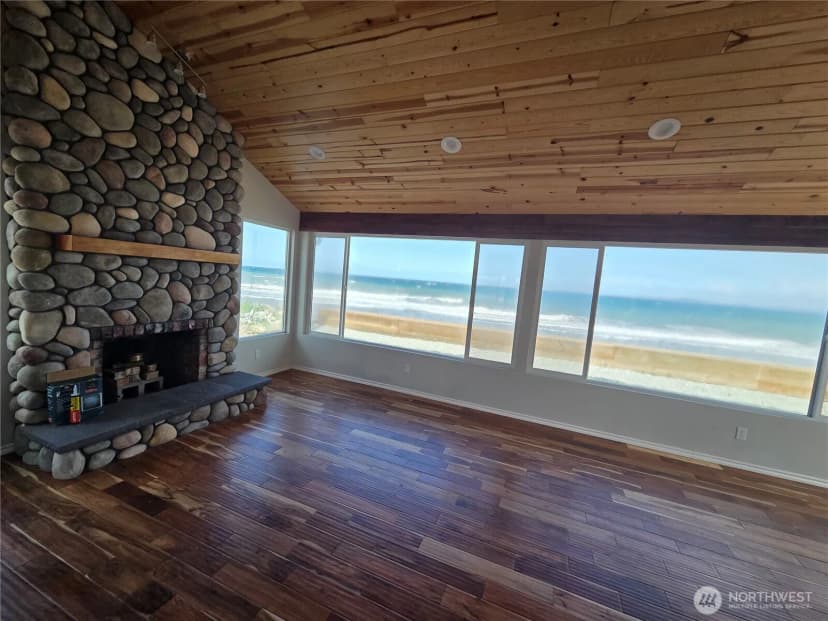 Property photo for 2629 W Beach Road, Oak Harbor photo 4